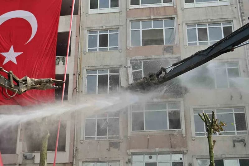 İstanbul Bahçelievler'de Kentsel Dönüşüm çalışmaları kapsamında 6 bininci binanın yıkımı gerçekleşti