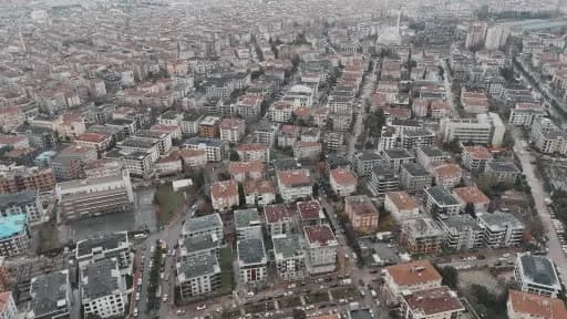 Bahçelievler’de sağanak yağış nedeniyle belediye ekipleri yağmur suyu kanallarını temizliyor