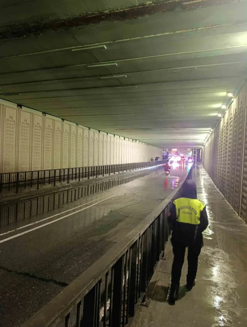 İstanbul genelinde etkili olan kuvvetli sağanak yağış nedeniyle bazı bölgelerde su baskınları yaşanırken, Bahçelievler B