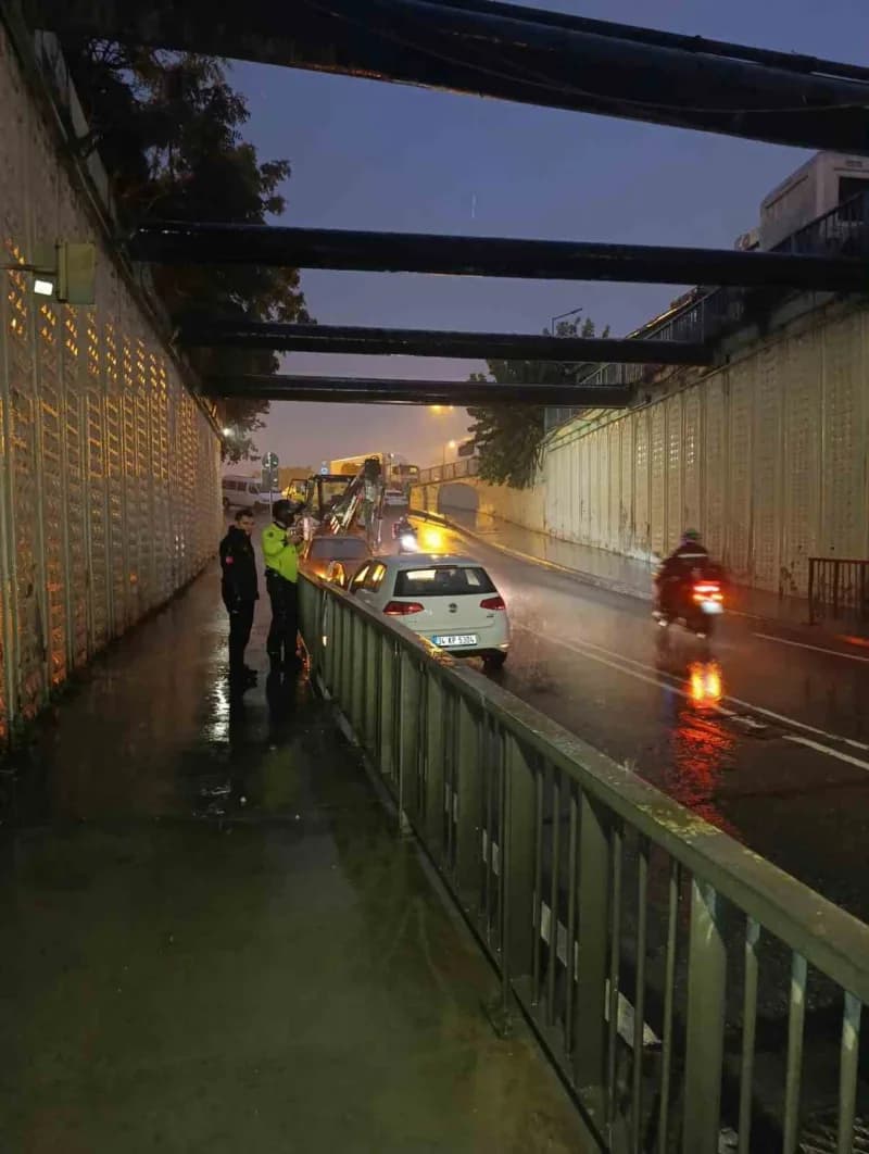İstanbul genelinde etkili olan kuvvetli sağanak yağış nedeniyle bazı bölgelerde su baskınları yaşanırken, Bahçelievler B