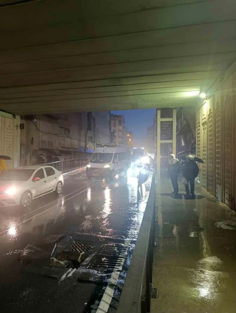 İstanbul genelinde etkili olan kuvvetli sağanak yağış nedeniyle bazı bölgelerde su baskınları yaşanırken, Bahçelievler B