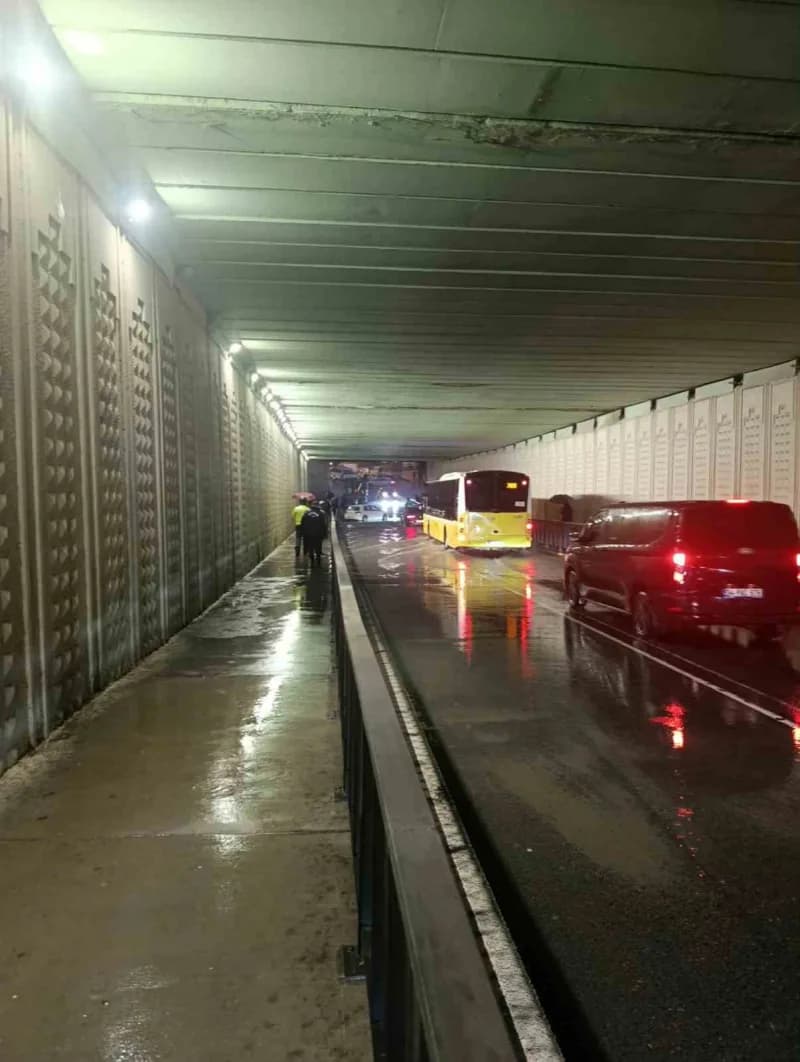 İstanbul genelinde etkili olan kuvvetli sağanak yağış nedeniyle bazı bölgelerde su baskınları yaşanırken, Bahçelievler B