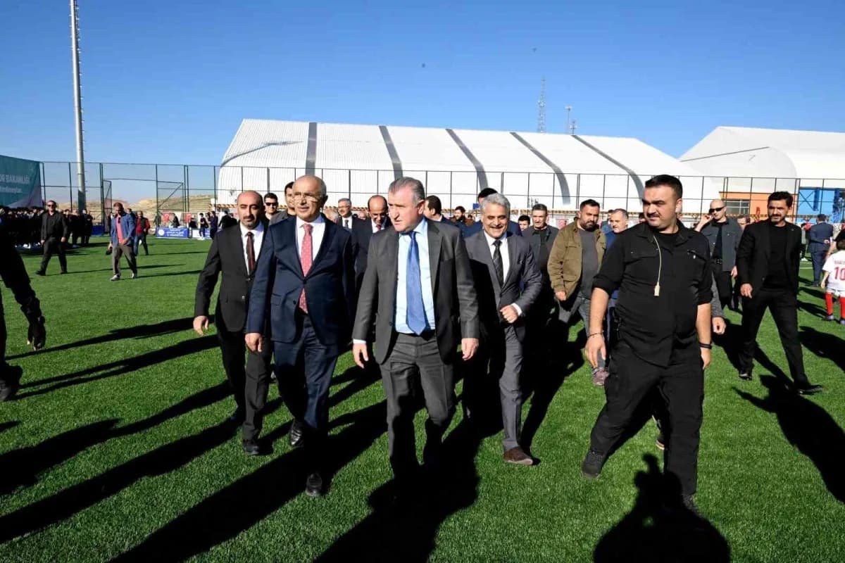 Gençlik ve Spor Bakanı Osman Aşkın Bak, Malatya Melekbaba Spor Tesisi’nde sporcularla bir arada