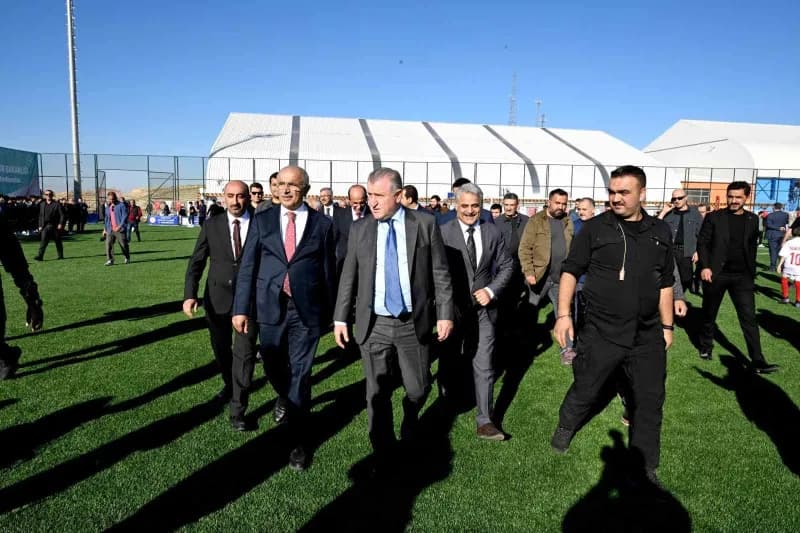 Gençlik ve Spor Bakanı Osman Aşkın Bak, Malatya Melekbaba Spor Tesisi’nde sporcularla bir arada