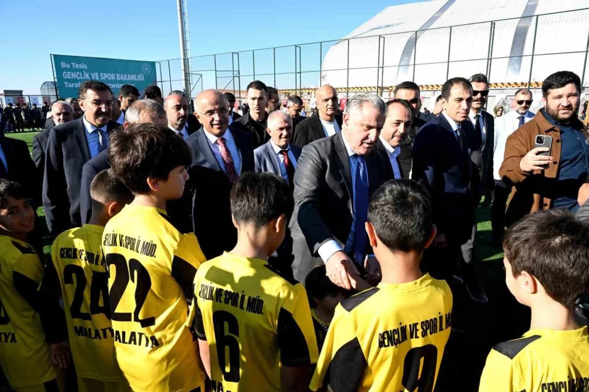 Bakan Osman Aşkın Bak'tan Melekbaba Spor tesisine tam not