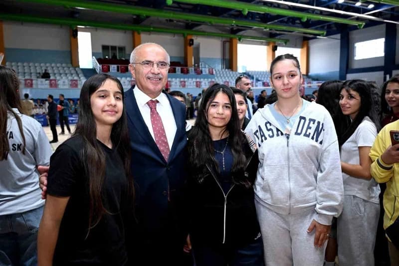 Bakan Osman Aşkın Bak'tan Melekbaba Spor tesisine tam not