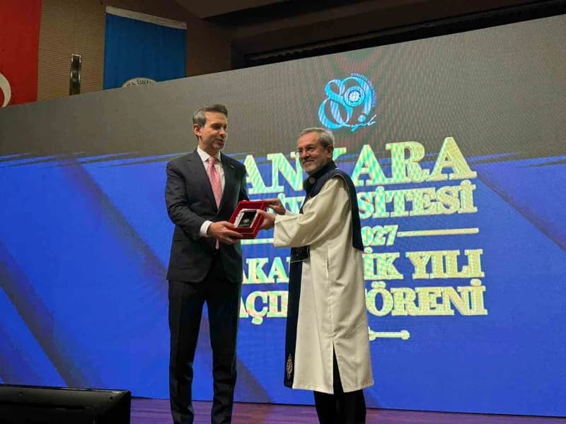 Bakan Bayraktar'a plaket takdim edildi