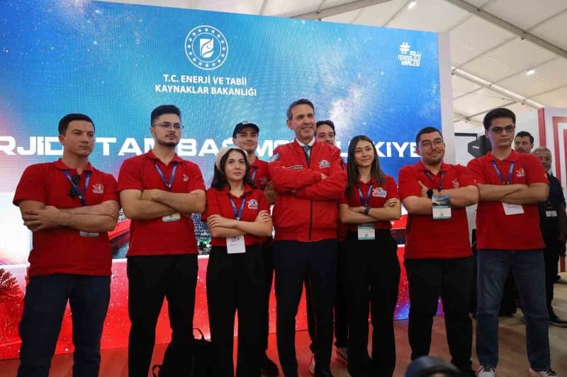 Enerji ve Tabii Kaynaklar Bakanı Alparslan Bayraktar TEKNOFEST Güneydoğu etkinliğinde açıklama yaparken
