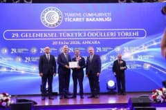 Ticaret Bakanı Ömer Bolat, 29. Geleneksel Tüketici Ödülleri töreninde ödül verirken