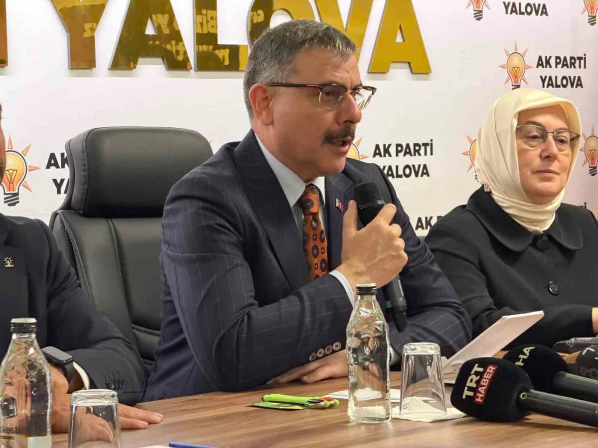 İçişleri Bakanı Mustafa Çiftçi Yalova AK Parti İl Başkanlığı ziyaretinde konuşma yapıyor