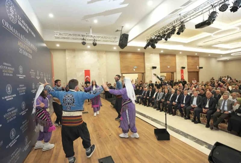 Açılışta halk dansları gösterisi düzenlendi.