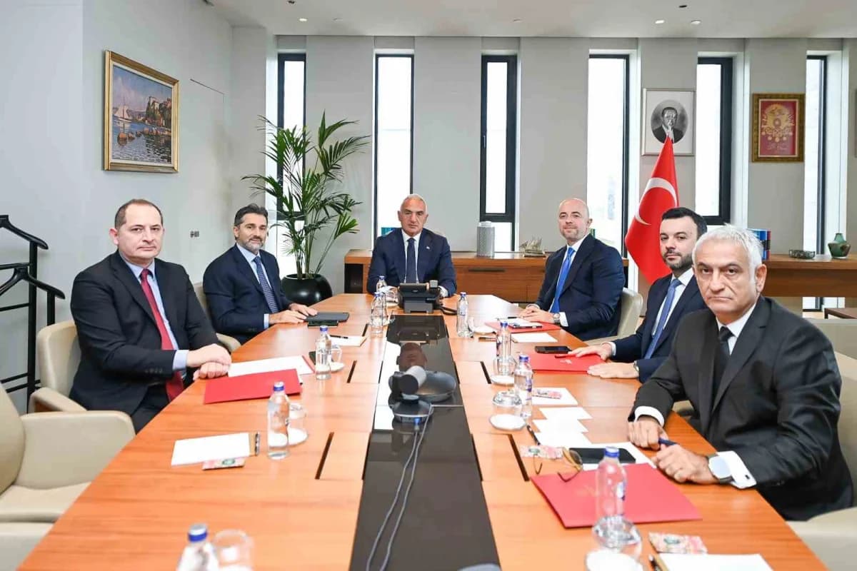Kültür ve Turizm Bakanı Mehmet Nuri Ersoy, Türk Hava Yolları (THY) Yönetim Kurulu Başkanı Murat Şeker, Genel Müdür Ahmet