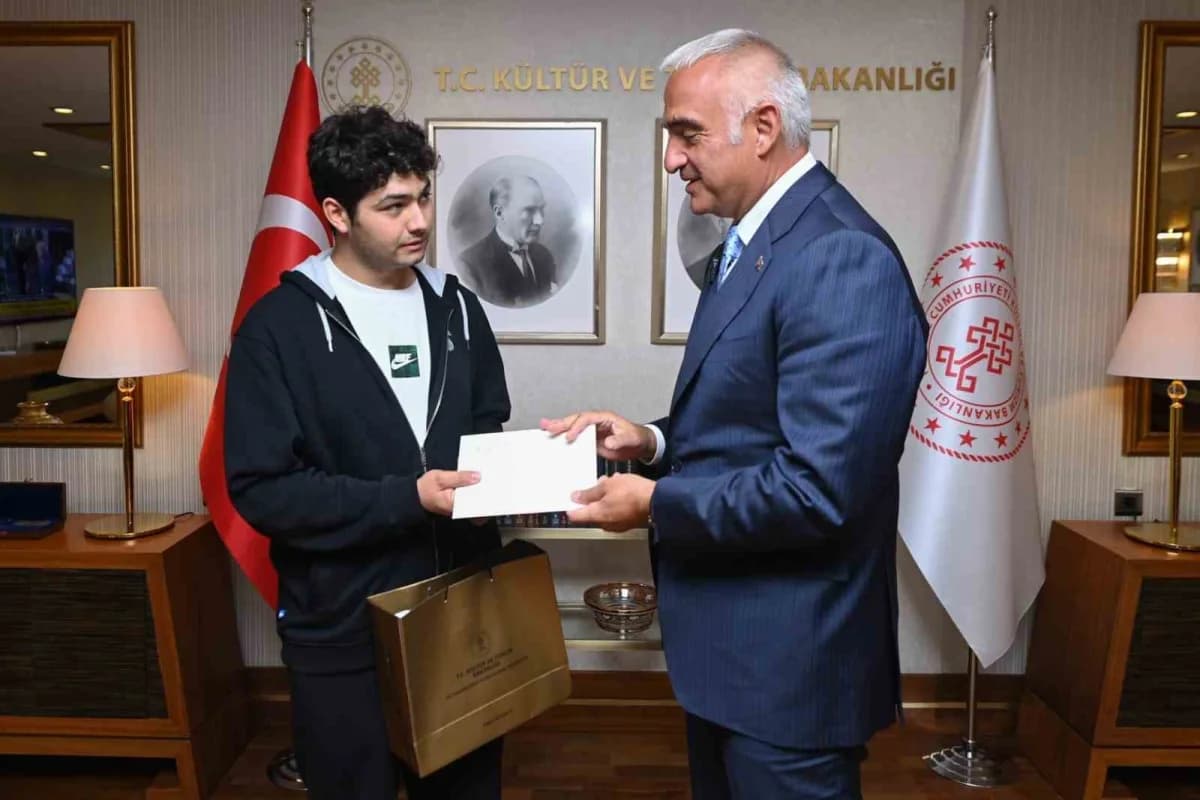 Kültür ve Turizm Bakanı Mehmet Nuri Ersoy, 2026 Yükseköğretim Kurumları Sınavı'nda (YKS) Temel Yeterlilik Testi (TYT) Tü