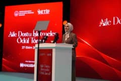 Aile Dostu İşletmeler Ödül Töreni’nde Bakan Mahinur Özdemir Göktaş konuşma yapıyor