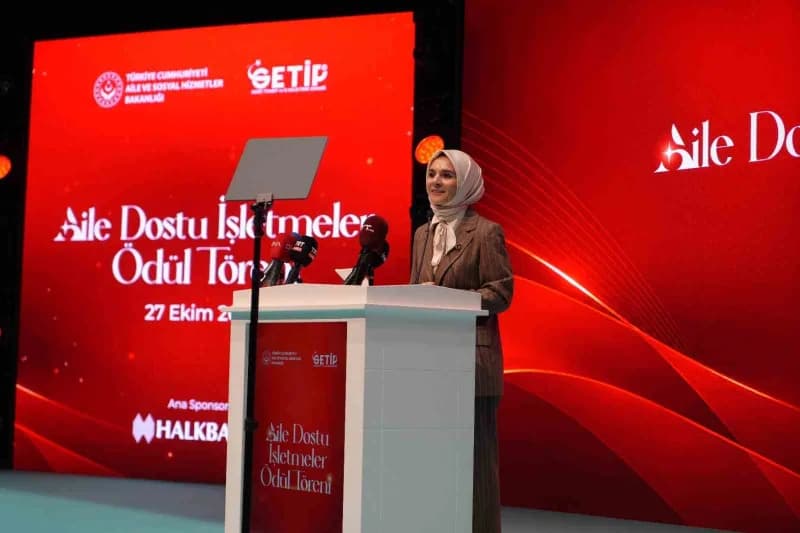 Aile Dostu İşletmeler Ödül Töreni’nde Bakan Mahinur Özdemir Göktaş konuşma yapıyor
