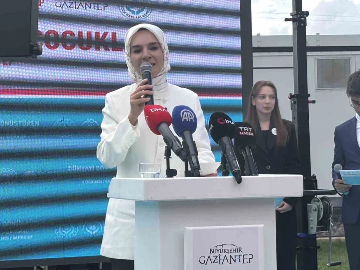 Programda konuşan Bakan Göktaş, çocuk hakları, İklim Değişikliği ve çocukların karar alma süreçlerine katılımına vurgu y
