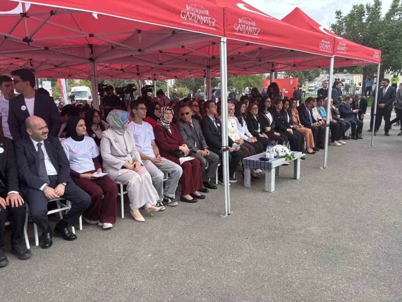 Aile ve Sosyal Hizmetler Bakanı Mahinur Özdemir Göktaş, Gaziantep'te "Dünyayı Dönüştüren Çocuklar" programına katıldı