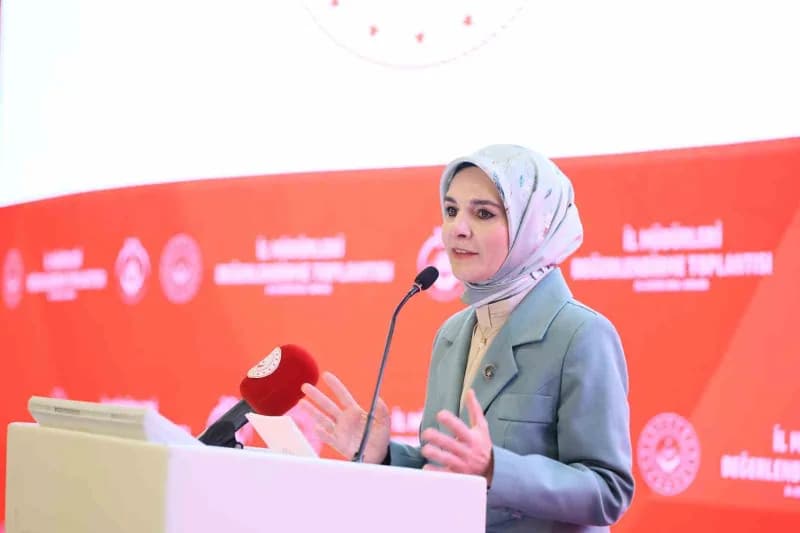 Bakan Mahinur Özdemir Göktaş, il müdürleriyle toplantıda konuşma yaparken