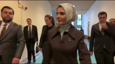 Aile ve Sosyal Hizmetler Bakanı Mahinur Özdemir Göktaş TBMM'de basın açıklaması yaparken