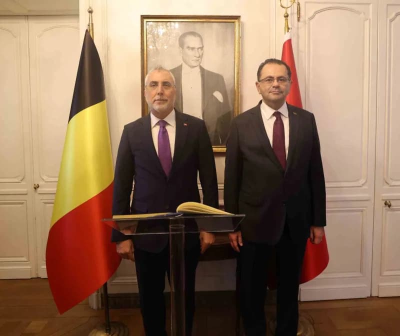 Çalışma ve Sosyal Güvenlik Bakanı Vedat Işıkhan, Brüksel Büyükelçisi Görkem Barış Tantekin ile bir araya geldi.