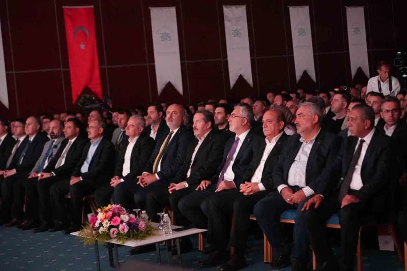 Çalışma ve Sosyal Güvenlik Bakanı Vedat Işıkhan, Antalya'nın Kumluca ilçesinde Büro Memur-sen tarafı