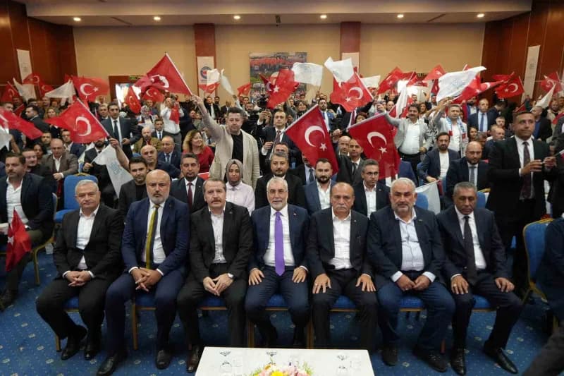 Çalışma ve Sosyal Güvenlik Bakanı Vedat Işıkhan, Antalya'nın Kumluca ilçesinde Büro Memur-sen tarafı