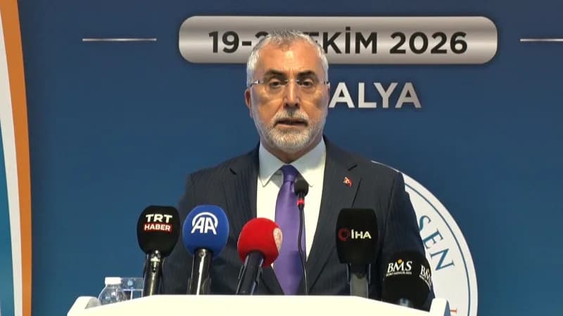 Çalışma ve Sosyal Güvenlik Bakanı Vedat Işıkhan Antalya'da eğitim yardımı açıklaması yaparken