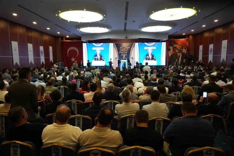 Çalışma ve Sosyal Güvenlik Bakanı Vedat Işıkhan, Antalya'nın Kumluca ilçesinde Büro Memur-sen tarafı