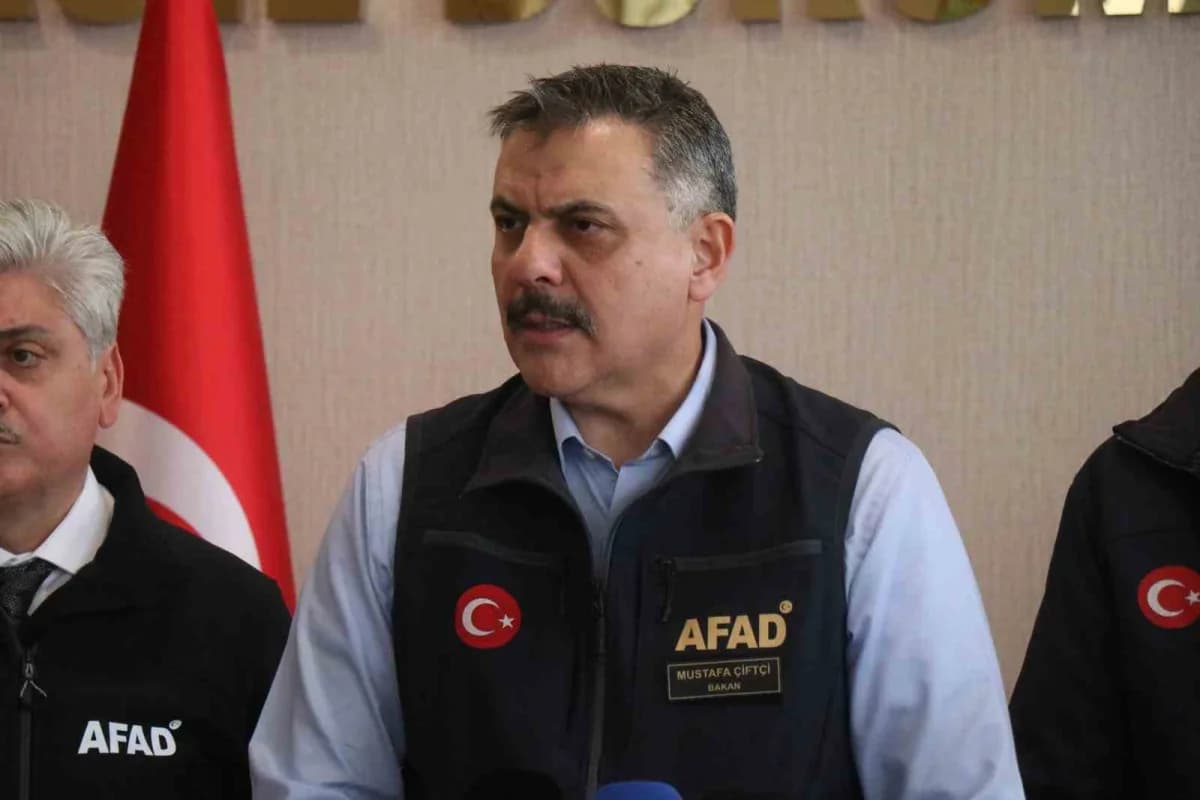 İçişleri Bakanı Mustafa Çiftçi: "Henüz tam manasıyla tehlikenin geçtiğini söyleyemeyiz, teyakkuz halinde olmamız gerekiy