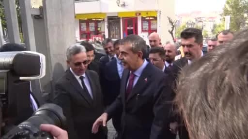 Milli Eğitim Bakanı Yusuf Tekin, Güngören Güneştepe İlkokulu'nda çocuklarla oyun oynarken