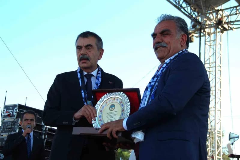 Konuşmaların ardından, Ege Bölgesi Erzurum Dernekler Birliği Federasyonu Genel Başkanı Zakir Salmanoğlu tarafından Bakan