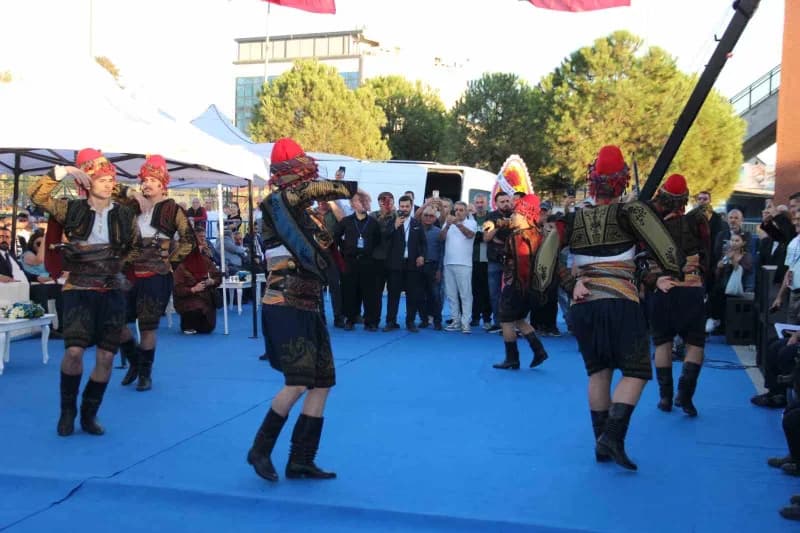 Erzurum Büyükşehir Belediyesi Dadaş Bar ekibi gösteri düzenledi.