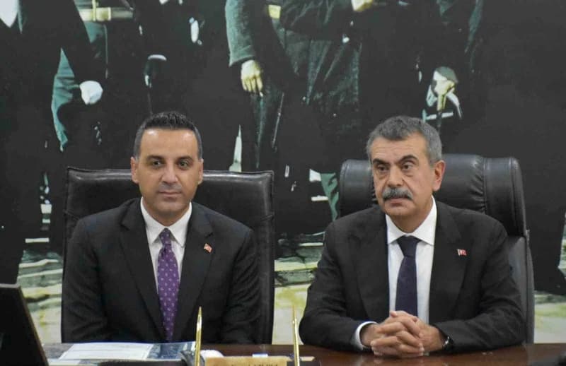 Milli Eğitim Bakanı Yusuf Tekin, Çiğli Belediye Başkanı Onur Emrah Yıldız'ı makamında ziyaret etti.