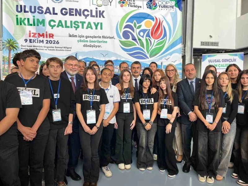 Milli Eğitim Bakanı Yusuf Tekin, İzmir programı kapsamında Çiğli'de düzenlenen Ulusal Gençlik İklim Çalıştayı'nda öğrenc