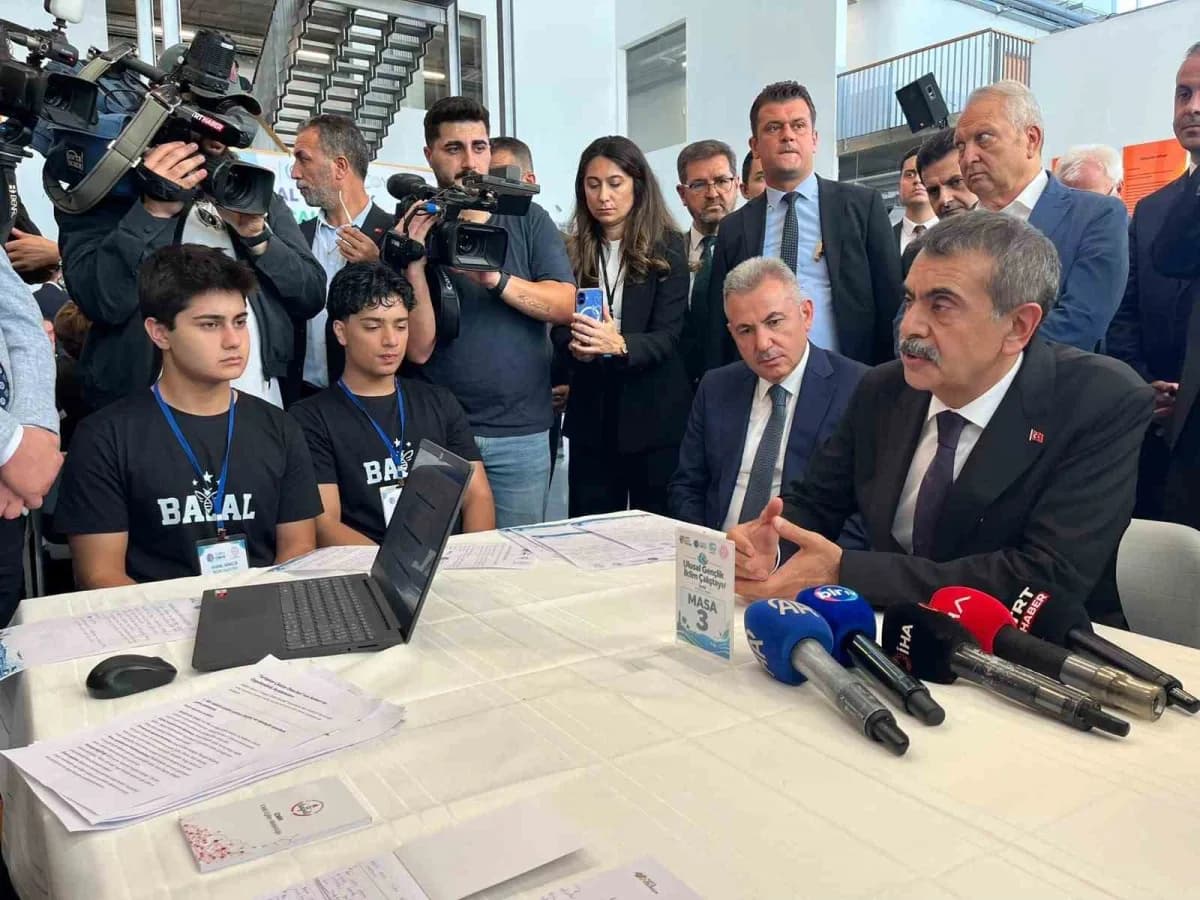 Milli Eğitim Bakanı Yusuf Tekin, İzmir Çiğli’de Ulusal Gençlik İklim Çalıştayı’nda öğrencilerin çevre projelerini inceli