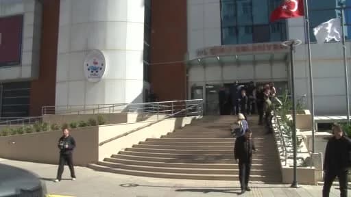Milli Eğitim Bakanı Yusuf Tekin İzmir’de Ulusal Gençlik İklim Çalıştayı’nda öğrencilerin çevre projelerini inceliyor