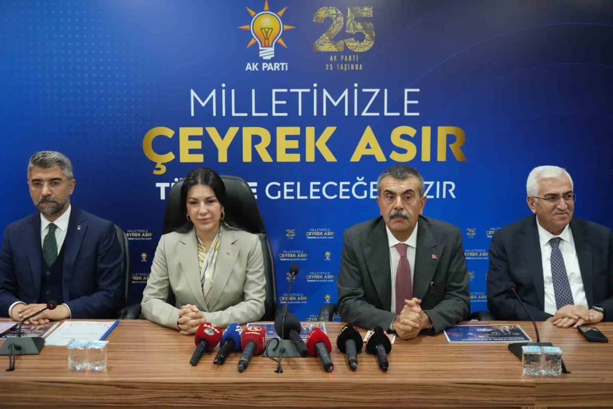 Milli Eğitim Bakanı Yusuf Tekin, AK Parti Erzurum İl Başkanlığı’nda basın mensuplarına açıklamalarda