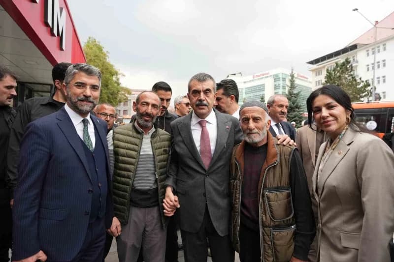 Bir takım ziyaret ve açılışlara katılmak üzere Erzurum'a gelen Milli Eğitim Bakanı Yusuf Tekin, önce