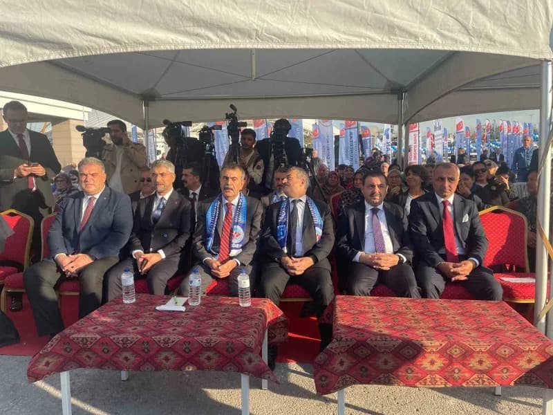 Milli Eğitim Bakanı Yusuf Tekin, "Maalesef sosyal medyada hem içerik üreticileri hem de yapımcı şirk