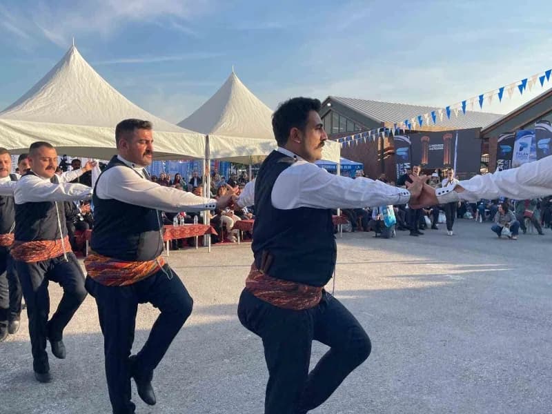 Ardından program şiir dinletisi ile devam etti. Ardından Erzurum'un yöresel halk oyunları gösterisi