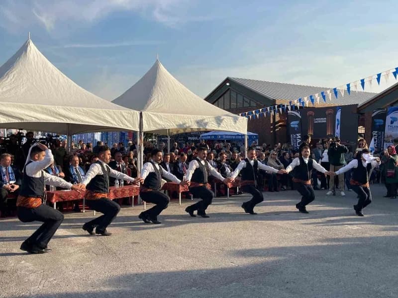 Ardından program şiir dinletisi ile devam etti. Ardından Erzurum'un yöresel halk oyunları gösterisi