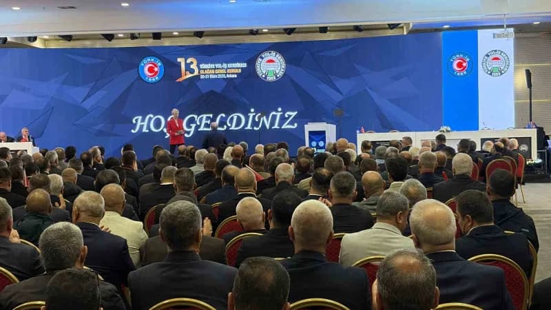 Bakan Abdulkadir Uraloğlu Yol-İş Sendikası toplantısında konuşma yaparken