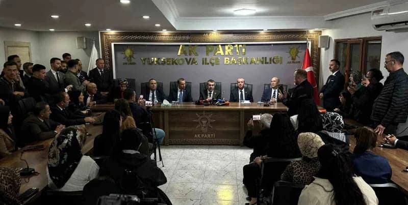 Milli Eğitim Bakanı Yusuf Tekin, AK Parti Yüksekova İlçe Başkanlığında gazetecilere açıklamalarda bulundu