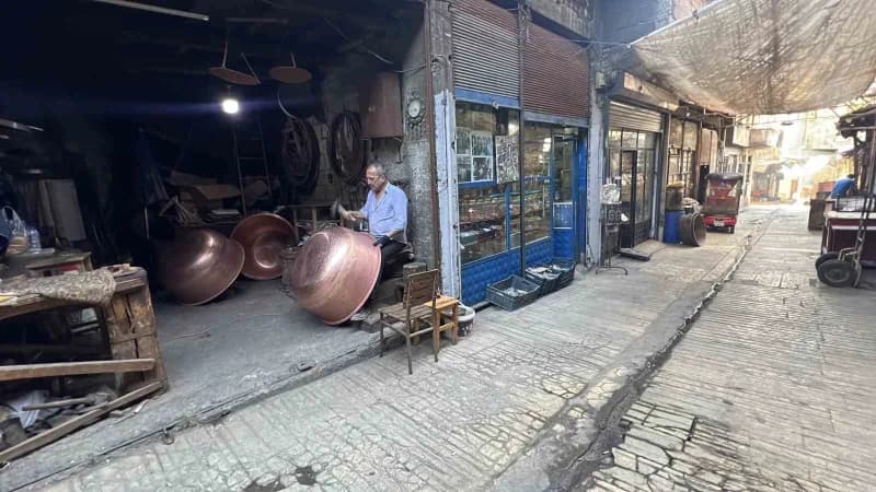 Kahramanmaraş Bakırcılar Çarşısı’nda çekiç sesleri yankılanmaya devam ederken, 52 yaşındaki Orhan Ka