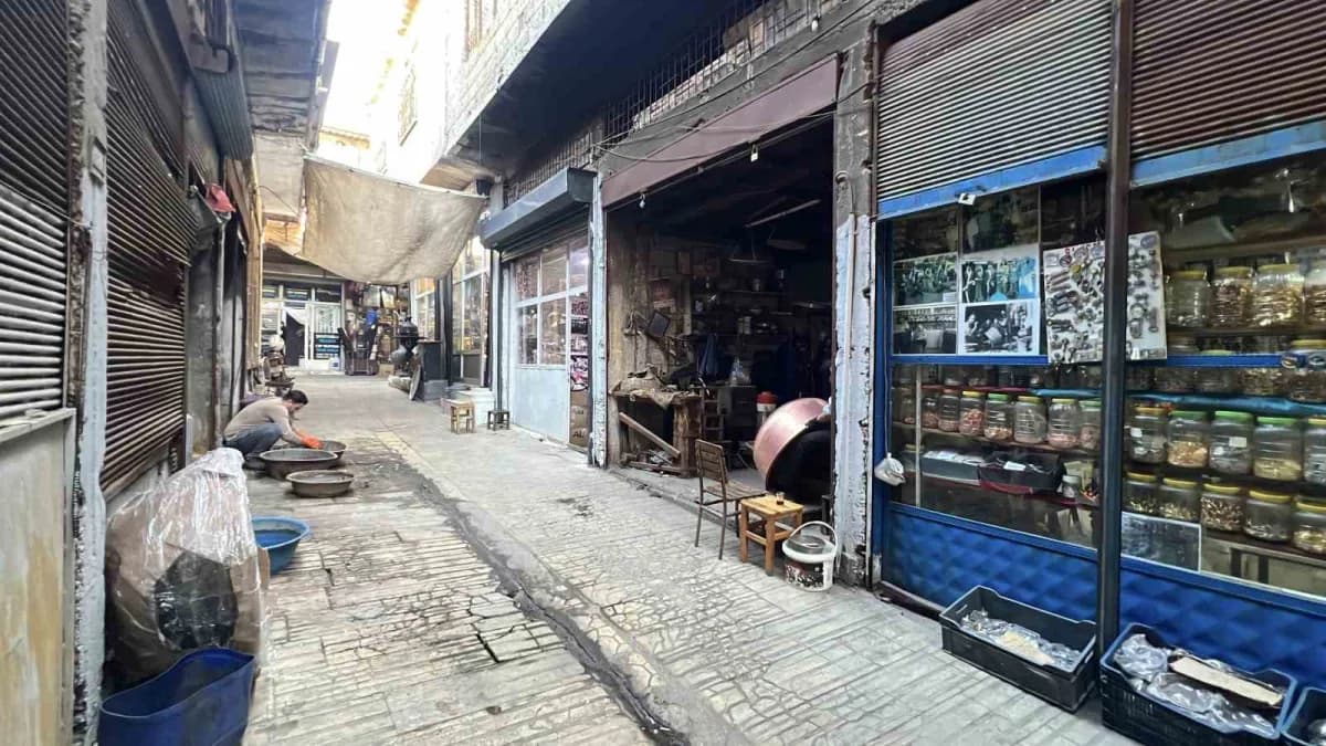 Kahramanmaraş Bakırcılar Çarşısı’nda çekiç sesleri yankılanmaya devam ederken, 52 yaşındaki Orhan Ka