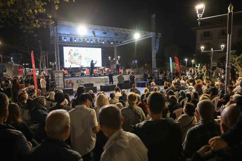 Kortejin ardından Akın ve beraberindeki heyet 10.10 Dünya Balıkesirliler Günü kapsamında düzenlenen konserlere katıldı.