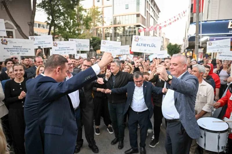 Hemşehriyle birlikte kol kola yürüyen Akın, Balıkesir Büyükşehir Belediye Bandosu'nun çiftetelli çalmasıyla hemşehrileri
