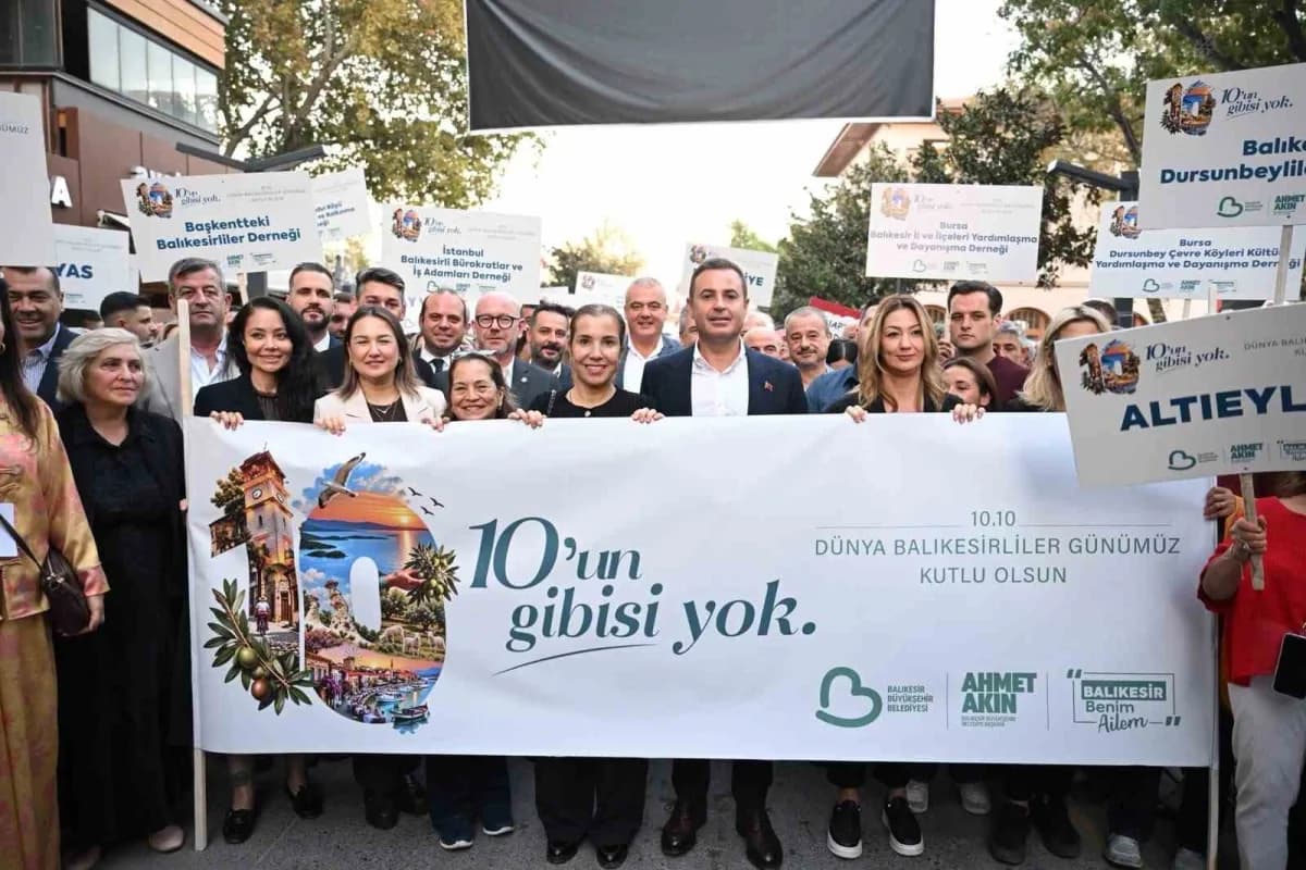 Balıkesir'de 10.10 Dünya Balıkesirliler Günü kortej yürüyüşü ve kutlamalarından renkli görüntüler