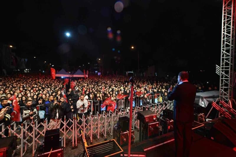 Balıkesir Emir Can İğrek'in şarkılarıyla coştu