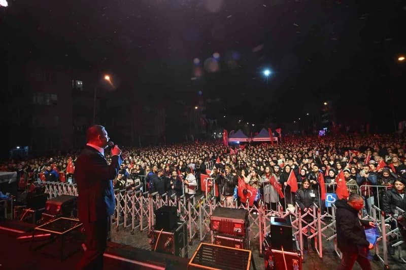 Balıkesir Emir Can İğrek'in şarkılarıyla coştu